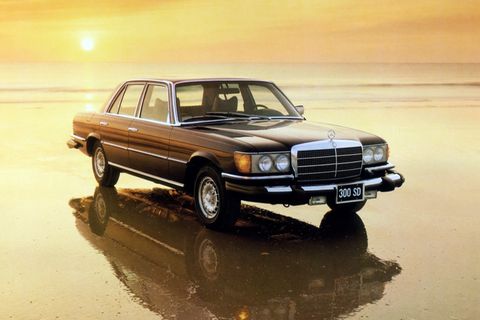 Mittlerweile können sich auch Kunden in den Vereinigten Staaten oder in einigen asiatischen Ländern wie Japan oder Südkorea immer mehr für die Selbstzündertechnik erwärmen. In Europa sieht es anders aus; hatten hier Fahrzeuge ab der Mittelklasse vor zehn Jahren noch einen Dieselanteil von mehr als 50 oder bei den SUV über 70 Prozent, so sind es heute oftmals weniger als 20 Prozent. Die einst so müden Dieselmotoren bekamen Ende der 1970er Jahren einen Vitaminstoß, denn es war wiederum Mercedes, die dem Diesel das Spurten beibrachte.