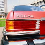 1978 war der Mercedes 300 SD der Baureihe W 116 übrigens der weltweit erste Serien-Pkw mit einem Turbodiesel. Anfangs nur in den USA angeboten leistete die Diesel-S-Klasse überschaubare 85 kW / 115 PS; verbraute im Normzyklus jedoch nur 10,6 Liter Diesel auf 100 Kilometer. Rund 40 Prozent mehr Leistung als ein Saugdiesel und 30 Prozent weniger Verbrauch als ein Benziner. 