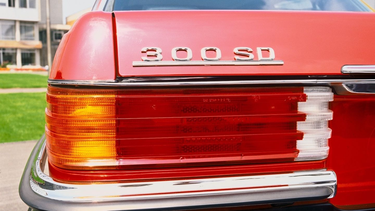 1978 war der Mercedes 300 SD der Baureihe W 116 übrigens der weltweit erste Serien-Pkw mit einem Turbodiesel. Anfangs nur in den USA angeboten leistete die Diesel-S-Klasse überschaubare 85 kW / 115 PS; verbraute im Normzyklus jedoch nur 10,6 Liter Diesel auf 100 Kilometer. Rund 40 Prozent mehr Leistung als ein Saugdiesel und 30 Prozent weniger Verbrauch als ein Benziner. 