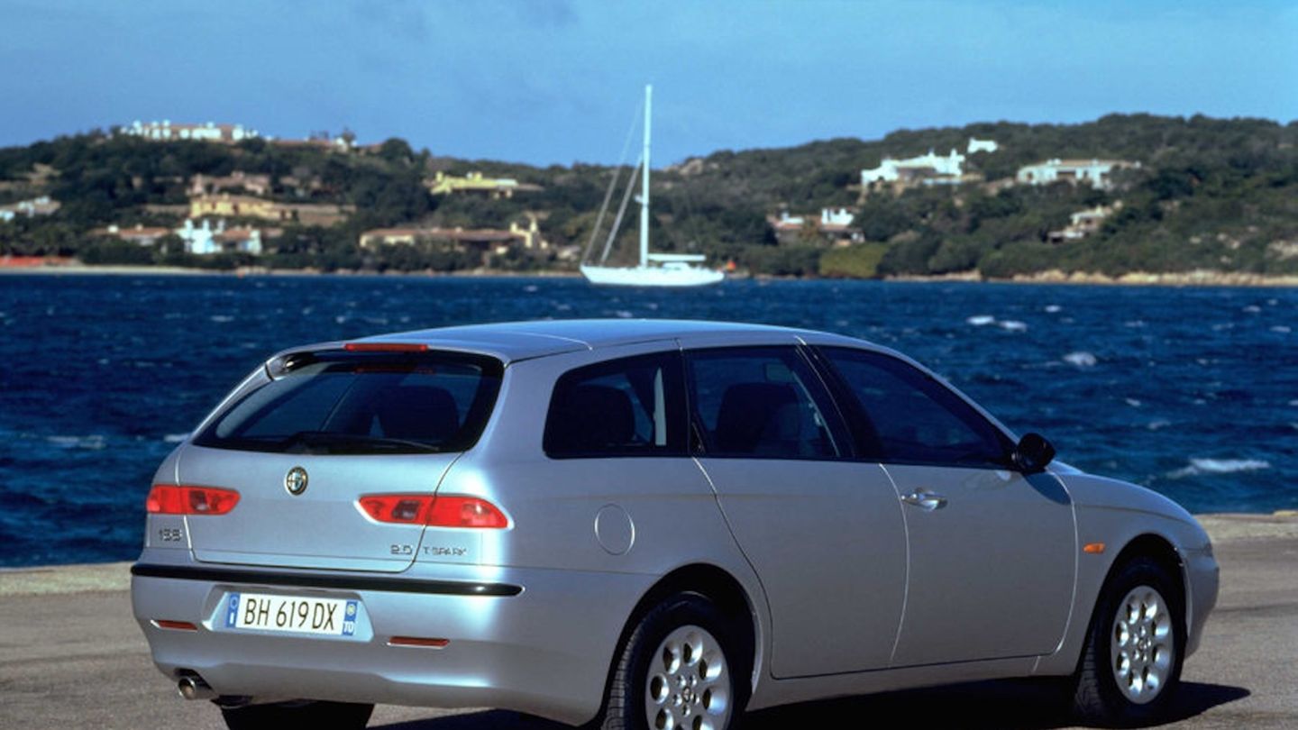 Und Fiat blieb am Ball und legte zehn Jahre später mit dem Alfa Romeo 156 2.4 JTD nach. Der 156er war mit seinem 2,4 Liter großen Fünfzylinder-Commonrail-Diesel der erste, die der alte Vorkammertechnik langsam in den Ruhestand schickte. Der Multijet-Selbstzünder kombinierte ein kräftiges Drehmoment von maximal 385 Nm und bis zu 175 PS mit einem sparsamen Verbrauch. Seine Höchstgeschwindigkeit: 225 km/h.