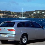 Und Fiat blieb am Ball und legte zehn Jahre später mit dem Alfa Romeo 156 2.4 JTD nach. Der 156er war mit seinem 2,4 Liter großen Fünfzylinder-Commonrail-Diesel der erste, die der alte Vorkammertechnik langsam in den Ruhestand schickte. Der Multijet-Selbstzünder kombinierte ein kräftiges Drehmoment von maximal 385 Nm und bis zu 175 PS mit einem sparsamen Verbrauch. Seine Höchstgeschwindigkeit: 225 km/h.