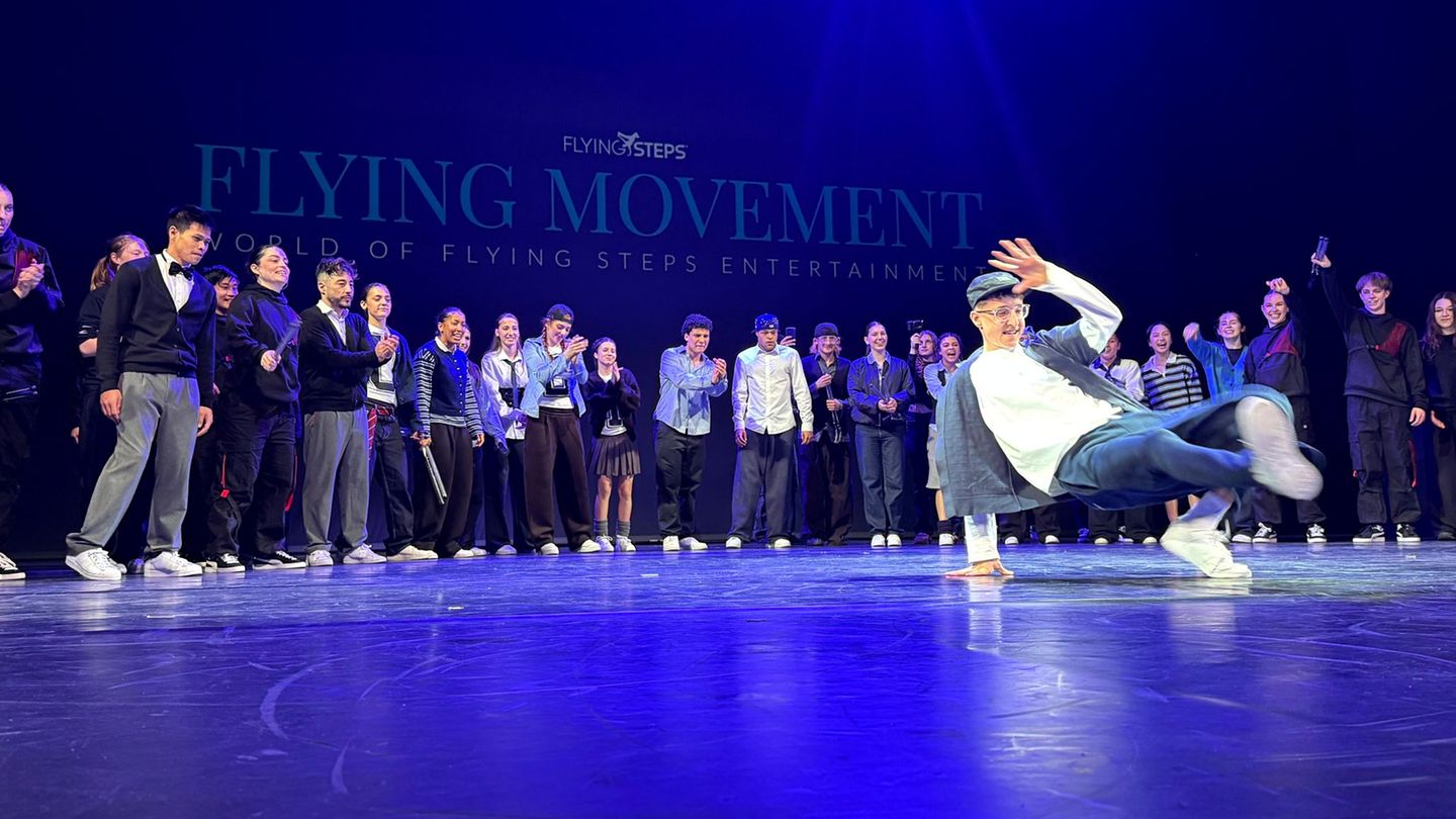 Die Breakdance-Gruppe "Flying Steps" kam mit vielen Tänzerinnen und Tänzern. Foto: Inga Jahn/dpa