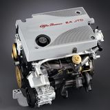 So sah die technische Meisterleistung im Jahre 1996 / 1997 aus – der 2,4 Liter große Fünfzylinder-Commonrail-Diesel. Wieder war Bosch daran beteiligt, doch die Basisarbeit stammte vom italienischen Zulieferer Magneti Marelli. Mercedes folgte schnell mit seinem C 220 CDI – ebenfalls mit Commonrail-Technik, während Volkswagen bei seinen Modellen zunächst lange Jahre auf die effiziente Pumpe-Düse-Technik setzte, die unter anderem das Massenmodell des Golf antrieb. 