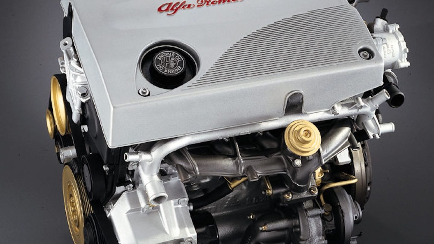 So sah die technische Meisterleistung im Jahre 1996 / 1997 aus – der 2,4 Liter große Fünfzylinder-Commonrail-Diesel. Wieder war Bosch daran beteiligt, doch die Basisarbeit stammte vom italienischen Zulieferer Magneti Marelli. Mercedes folgte schnell mit seinem C 220 CDI – ebenfalls mit Commonrail-Technik, während Volkswagen bei seinen Modellen zunächst lange Jahre auf die effiziente Pumpe-Düse-Technik setzte, die unter anderem das Massenmodell des Golf antrieb. 