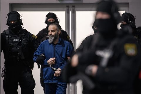 Justitzbeamte führen Taleb al-Abdulmohsen in den Gerichtssaal des temporären Gerichtsgebäudes vom Landgericht Magdeburg. (Archiv