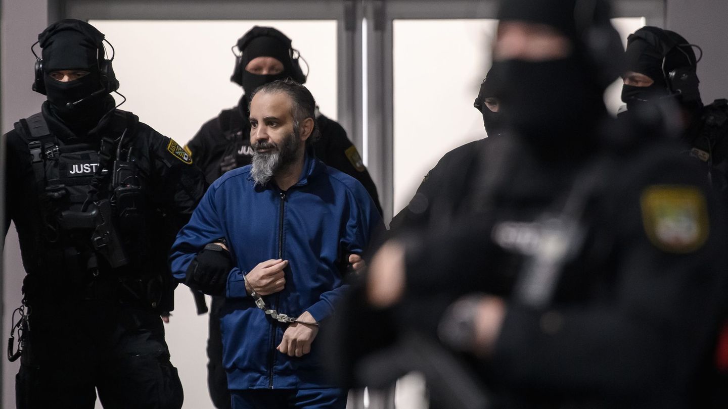 Justitzbeamte führen Taleb al-Abdulmohsen in den Gerichtssaal des temporären Gerichtsgebäudes vom Landgericht Magdeburg. (Archiv