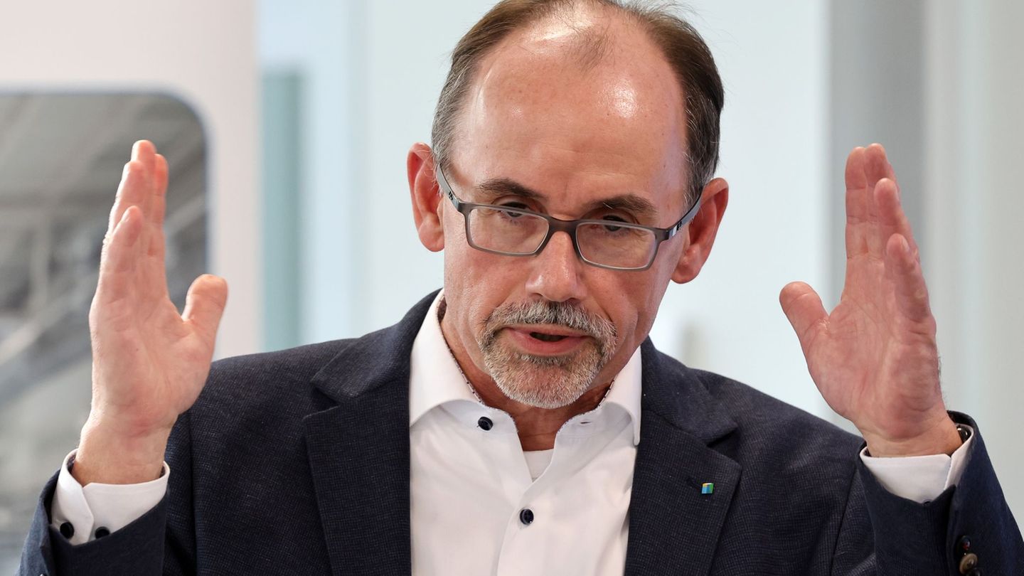 Mecklenburg-Vorpommern Wirtschaftsminister Blank liegt nach einem schweren Autounfall weiter im Krankenhaus. (Archivbild) Foto: