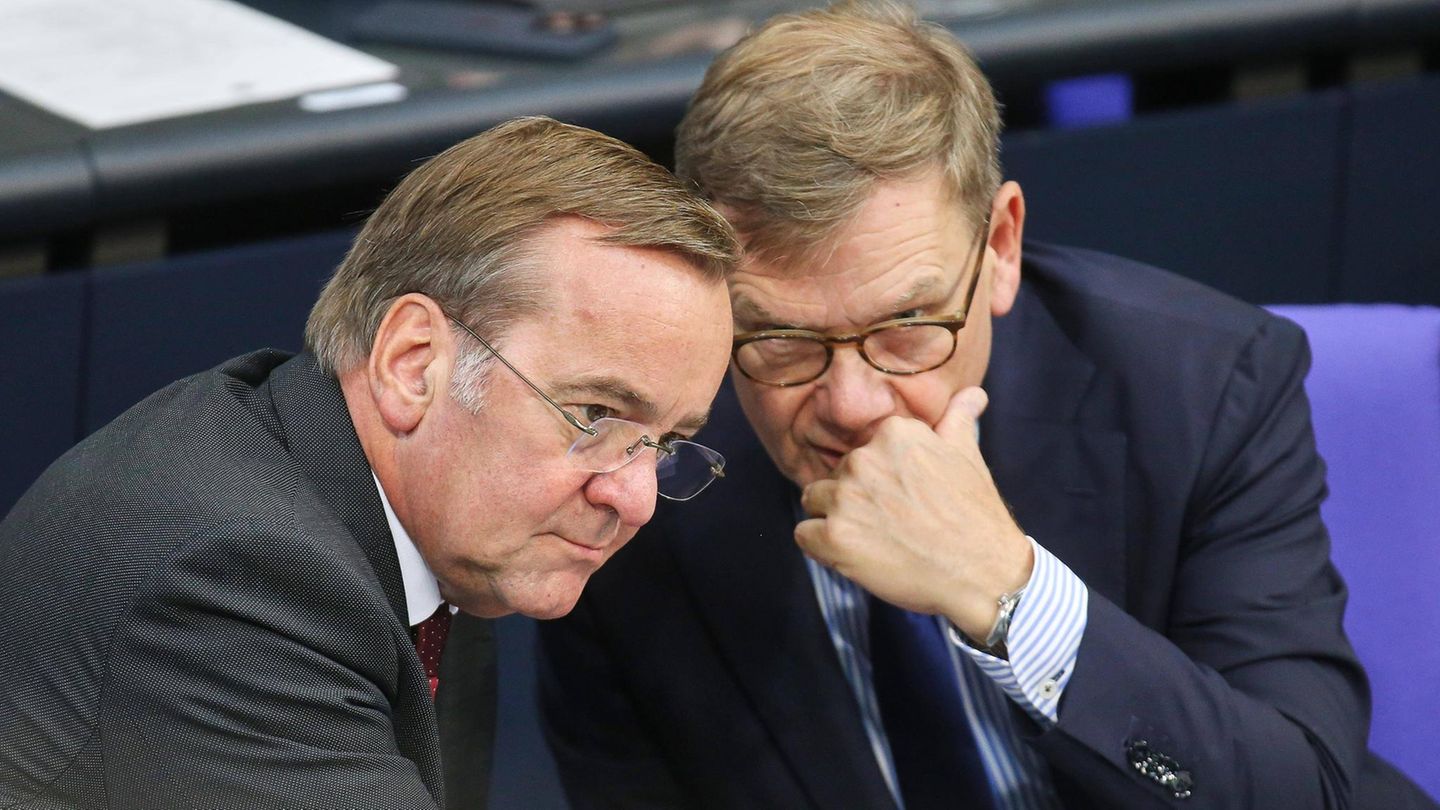 Verteidigungsminister Boris Pistorius (l.), SPD, und Außenminister Johann Wadephul, CDU