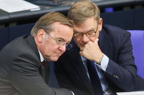 Verteidigungsminister Boris Pistorius (l.), SPD, und Außenminister Johann Wadephul, CDU