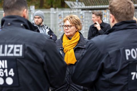 Vor dem Derby zwischen Hannover 96 und Eintracht Braunschweig richtet Innenministerin Daniela Behrens den Blick auf Sicherheit i