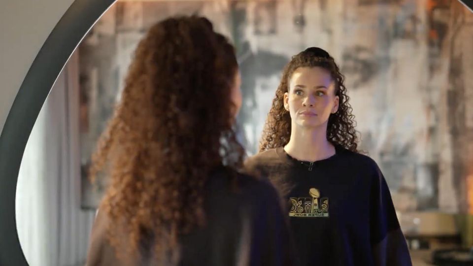 Betty Taube guckt in einen Spiegel.