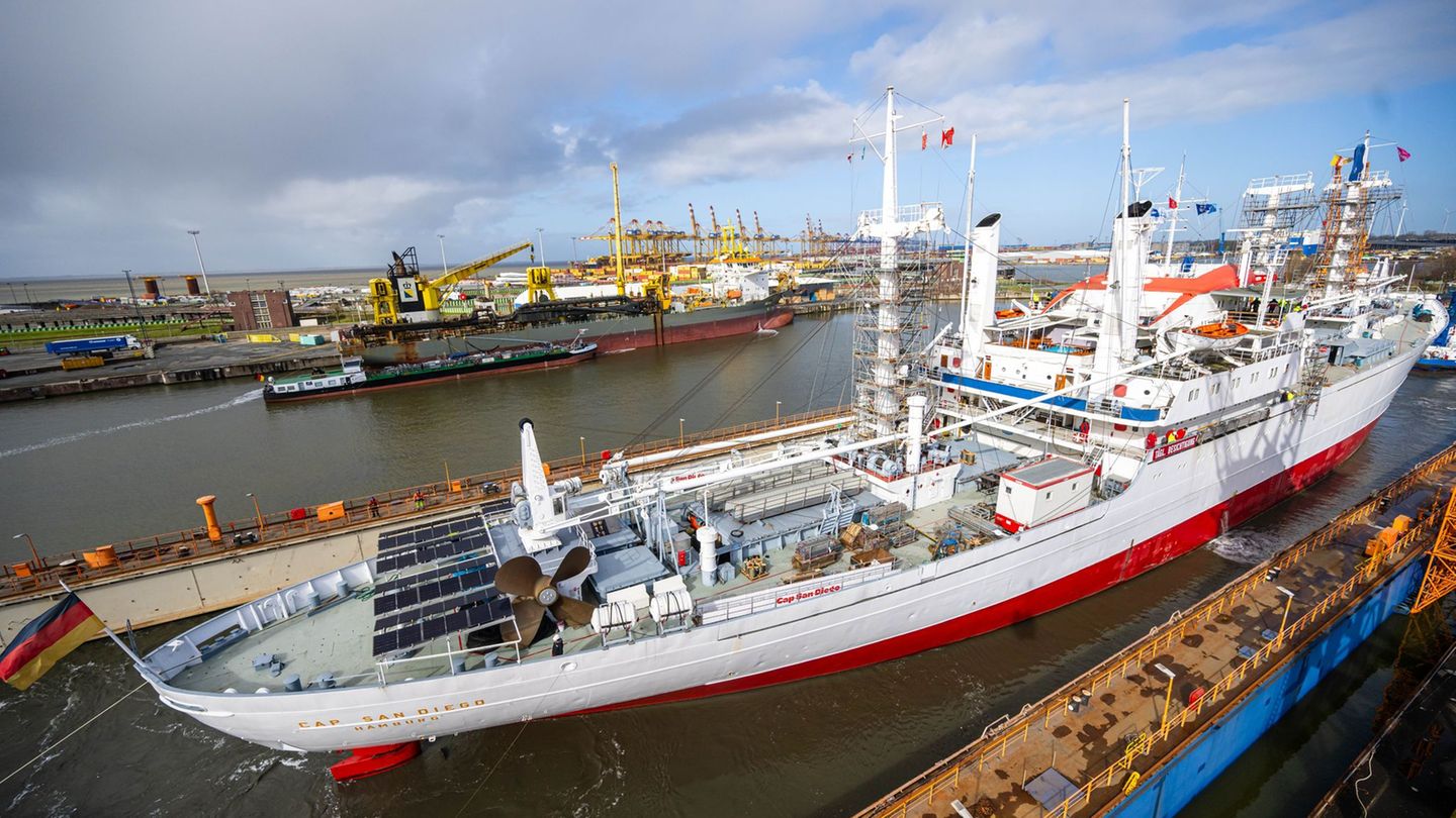 Die "Cap San Diego" bleibt bis Ende März in Bremerhaven. Foto: Sina Schuldt/dpa