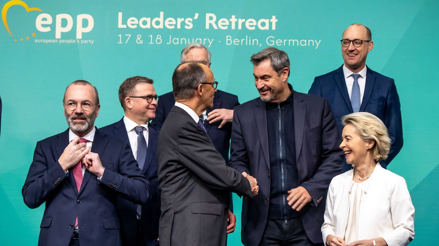 Die Parteienfamilie der EVP um ihren Vorsitzenden Manfred Weber (links) ist in Brüssel die Heimat von CDU und CSU. (Archivbild)