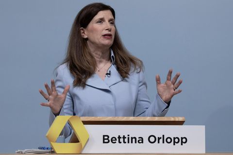 Commerzbank-Chefin Bettina Orlopp kämpft gegen die Übernahmeversuche der italienischen Bank Unicredit