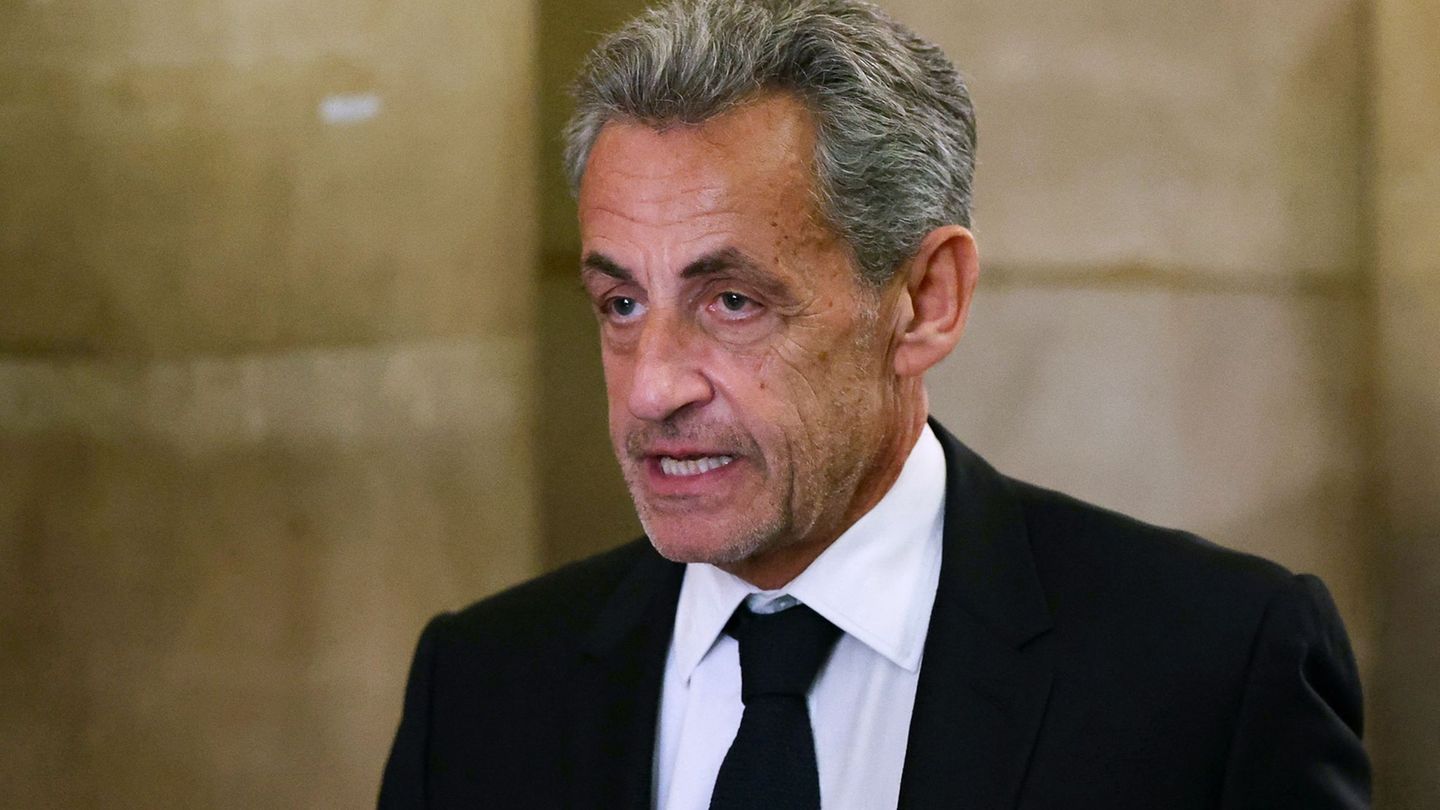 Sarkozy weist die Vorwürfe von sich und kämpft in Berufung gegen eine fünfjährige Haftstrafe. Foto: Alain Jocard/AFP/dpa