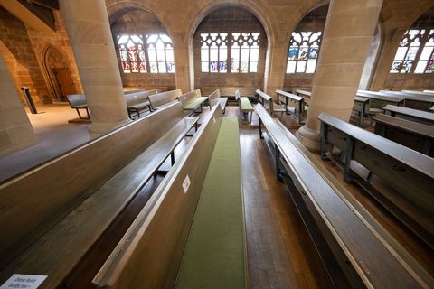 Auch in Rheinland-Pfalz und im Saarland bleiben viele Kirchenbänke leer. (Symbolbild) Foto: Bernd Weißbrod/dpa