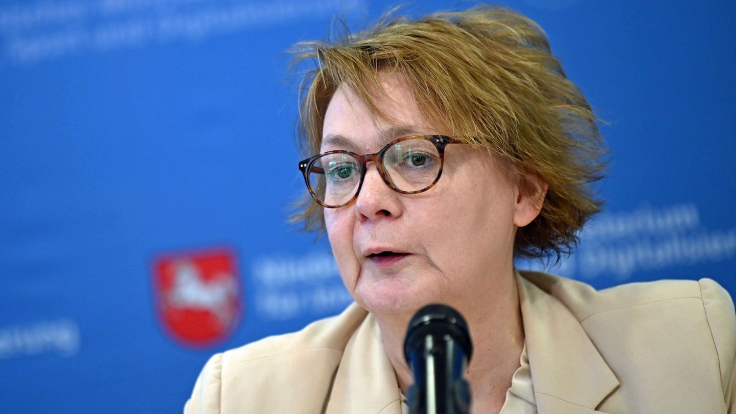 Die Zahl der Straftaten in Niedersachsen geht zurück - dafür nehmen Messerangriffe zu, wie Innenministerin Daniela Behrens sagt.