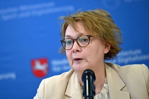Die Zahl der Straftaten in Niedersachsen geht zurück - dafür nehmen Messerangriffe zu, wie Innenministerin Daniela Behrens sagt.