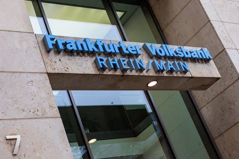 Die Frankfurter Volksbank erzielte den größten Überschuss ihrer Geschichte. (Archivbild) Foto: Jörg Halisch/dpa