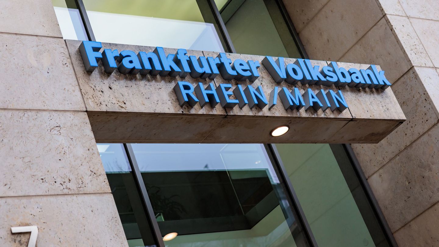 Die Frankfurter Volksbank erzielte den größten Überschuss ihrer Geschichte. (Archivbild) Foto: Jörg Halisch/dpa