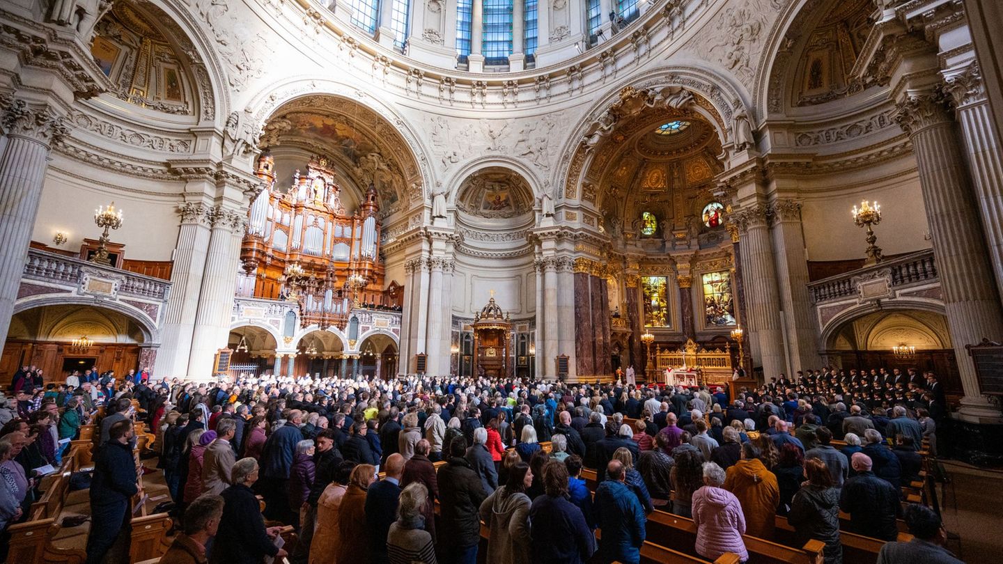 Evangelische und katholische Kirche verlieren in Berlin und Brandenburg weiter Mitglieder. (Archivbild) Foto: Christophe Gateau/