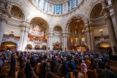 Evangelische und katholische Kirche verlieren in Berlin und Brandenburg weiter Mitglieder. (Archivbild) Foto: Christophe Gateau/