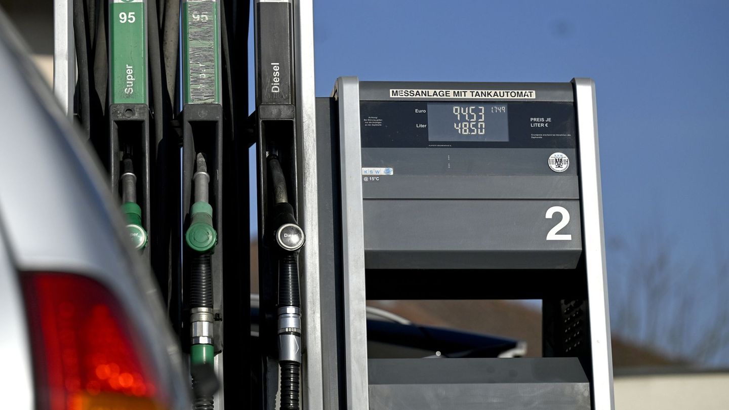 Die Tankstellen in Österreich dürfen die Spritpreise nur noch dreimal die Woche erhöhen Foto: Harald Schneider/APA/dpa