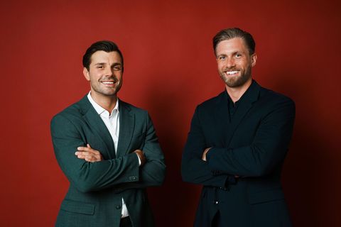 Tim Reitz (links) und Sebastian Paul sind die neuen "Bachelors" von RTL. Foto: Lena-Luise Grellert/RTL/dpa