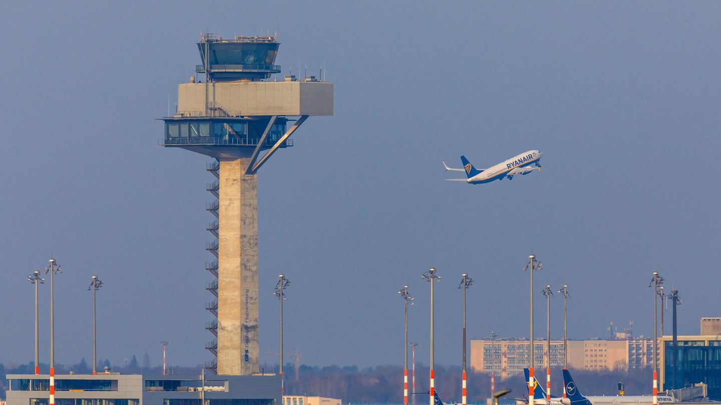 Wegen Verdi-Warnstreiks könnten in Berlin-Brandenburg Flüge gestrichen werden (Symbolbild)