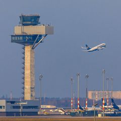 Wegen Verdi-Warnstreiks könnten in Berlin-Brandenburg Flüge gestrichen werden (Symbolbild)