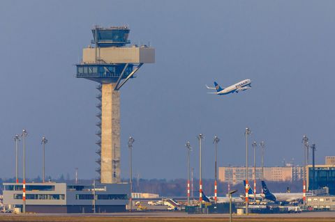 Wegen Verdi-Warnstreiks könnten in Berlin-Brandenburg Flüge gestrichen werden (Symbolbild)