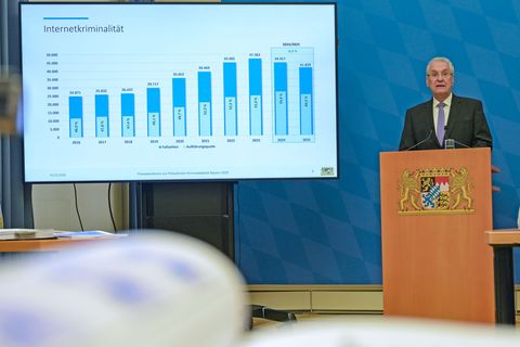 Joachim Herrmann präsentierte die Statistik in München. Foto: Malin Wunderlich/dpa
