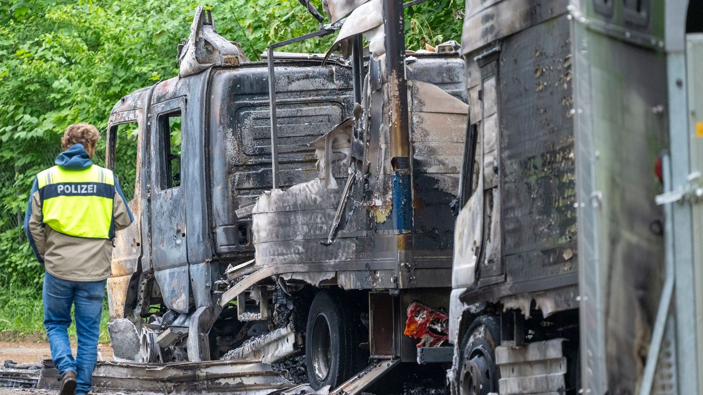 Auch ein Anschlag auf Polizeifahrzeuge zählt zu der mutmaßlichen Serie - der 32-Jährige gilt hier aber nicht als Beschuldigter.