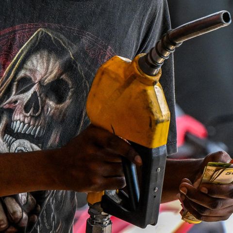 Mitarbeiter einer Tankstelle mit Totenkopf auf dem T-Shirt