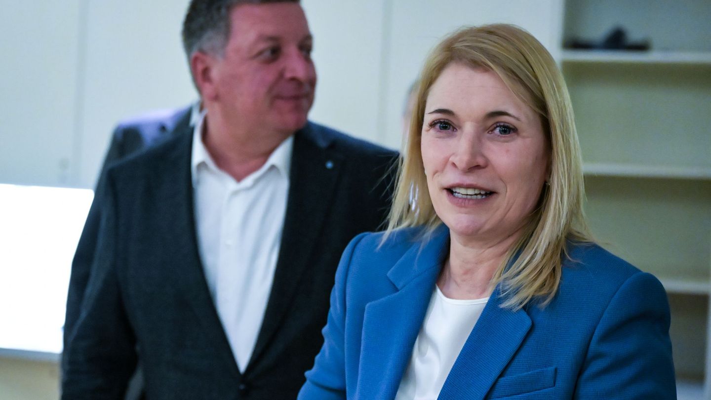 Bahnchefin Evelyn Palla und Verkehrsminister Christian Bernreiter im Landtag. Foto: Malin Wunderlich/dpa