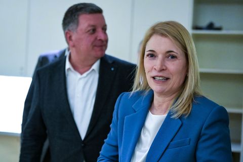Bahnchefin Evelyn Palla und Verkehrsminister Christian Bernreiter im Landtag. Foto: Malin Wunderlich/dpa
