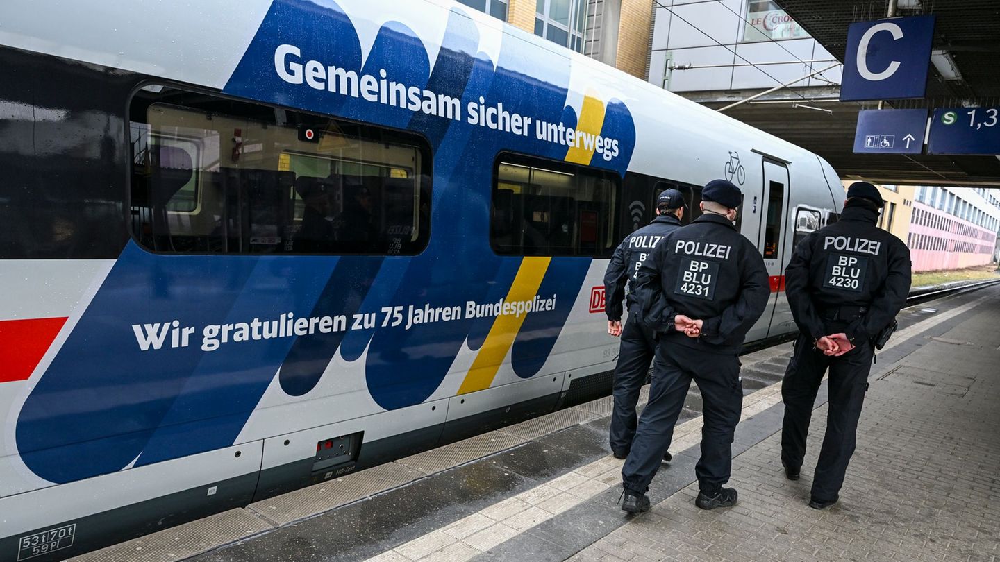 Der ICE hielt wegen des Jubiläums ausnahmsweise in Potsdam. Foto: Jens Kalaene/dpa