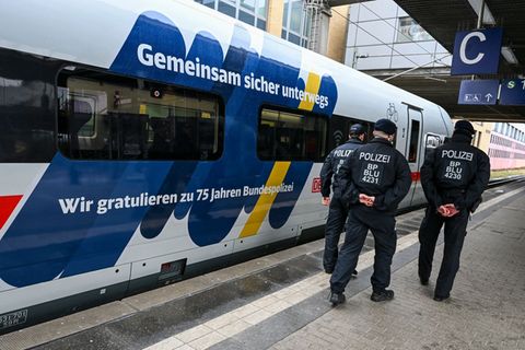 Der ICE hielt wegen des Jubiläums ausnahmsweise in Potsdam. Foto: Jens Kalaene/dpa