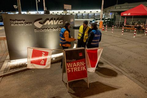 Im Münchner Nahverkehr kann es schon am Dienstag vor allem auf U-Bahnlinien zu Problemen kommen. (Archivbild) Foto: Peter Kneffe