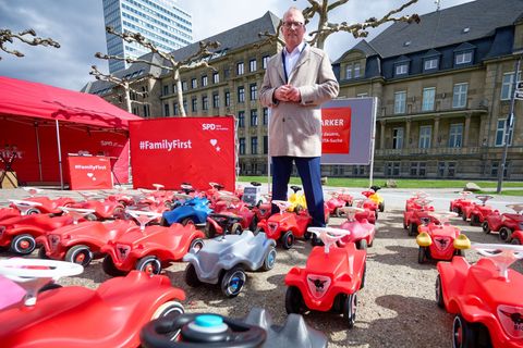 Jochen Ott, Vorsitzender der SPD-Fraktion im Landtag von Nordrhein-Westfalen, steht zwischen Bobbycars vor der Staatskanzlei. Fo