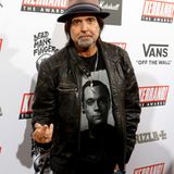 „Mit tiefer Trauer geben wir den Tod unseres geliebten Vaters, Philip Anthony Campbell, bekannt, der letzte Nacht nach einem langen und tapferen Kampf auf der Intensivstation nach einer komplexen, großen Operation friedlich verstorben ist“, teilte seine Familie in einem X-Beitrag der Band Phil Campbell and the Bastard Sons am 14. März mit. Campbell stieß 1984 zur Band Motörhead und galt bis zu deren Auflösung als fester Bestandteil der Gruppe.