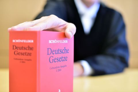 In Bad Homburg wurde vor über einem Jahr eine Frau erstochen, nun wurde ihr Partner verurteilt. (Symbolbild) Foto: Uli Deck/dpa