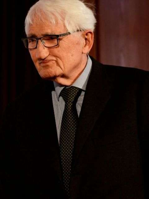 Der Philosoph und Soziologe starb am 14. März mit 96 Jahren in Starnberg. Er verschaffte sich in seinem langen Leben immer wieder mit öffentlichen Positionierungen Beachtung.  „Öffentliches Engagement“ sei „die wichtigere Aufgabe der Philosophie“, stellte er einmal klar. Bekannt wurde Habermas 1962 mit seiner Habilitationsschrift „Strukturwandel der Öffentlichkeit“, in der er sich mit der frühbürgerlichen Gesellschaft auseinandersetzte. Großen Anklang fanden seine Thesen bei der antiautoritären 68er-Studentenbewegung, zu deren radikalen Vertretern er jedoch bald auf Distanz ging. 