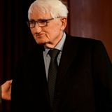 Der Philosoph und Soziologe starb am 14. März mit 96 Jahren in Starnberg. Er verschaffte sich in seinem langen Leben immer wieder mit öffentlichen Positionierungen Beachtung.  „Öffentliches Engagement“ sei „die wichtigere Aufgabe der Philosophie“, stellte er einmal klar. Bekannt wurde Habermas 1962 mit seiner Habilitationsschrift „Strukturwandel der Öffentlichkeit“, in der er sich mit der frühbürgerlichen Gesellschaft auseinandersetzte. Großen Anklang fanden seine Thesen bei der antiautoritären 68er-Studentenbewegung, zu deren radikalen Vertretern er jedoch bald auf Distanz ging. 