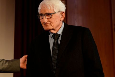 Der Philosoph und Soziologe starb am 14. März mit 96 Jahren in Starnberg. Er verschaffte sich in seinem langen Leben immer wieder mit öffentlichen Positionierungen Beachtung.  „Öffentliches Engagement“ sei „die wichtigere Aufgabe der Philosophie“, stellte er einmal klar. Bekannt wurde Habermas 1962 mit seiner Habilitationsschrift „Strukturwandel der Öffentlichkeit“, in der er sich mit der frühbürgerlichen Gesellschaft auseinandersetzte. Großen Anklang fanden seine Thesen bei der antiautoritären 68er-Studentenbewegung, zu deren radikalen Vertretern er jedoch bald auf Distanz ging. 