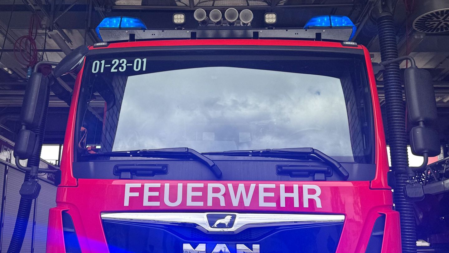 Feuerwehrleute löschen einen Brand in einem Mehrfamilienhaus in Bitterfeld-Wolfen. (Symbolbild) Foto: Sabina Crisan/dpa
