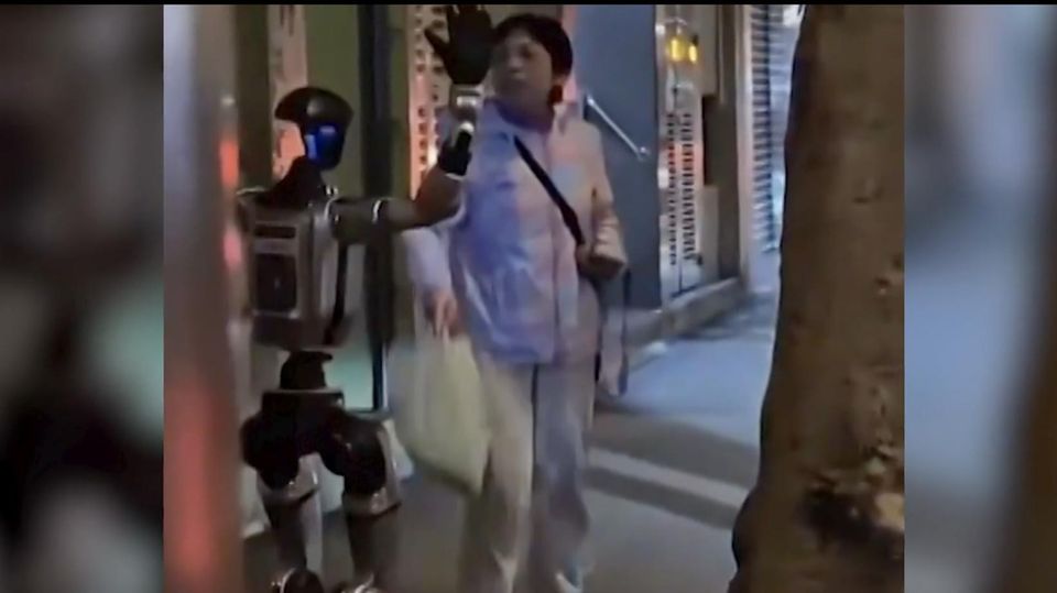 Ein Roboter belästigt eine Frau.