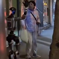 Ein Roboter belästigt eine Frau.