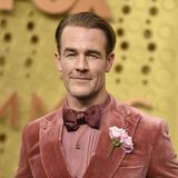 Der Schauspieler war vor allem durch seine Hauptrolle des sensiblen Dawson Leery in der Kultserie „Dawson's Creek“ (1998-2003) bekannt, die eine ganze Generation prägte. Er starb am 11. Februar mit nur 48 Jahren. Wie sehr er vielen Menschen ans Herz gewachsen war, zeigte sich nach seinem frühen Tod: Unzählige Fans und prominente Kollegen bekundeten ihr Beileid. Viele halfen auch mit einer Geldspende an seine große Familie. Anfang November 2024 machte Van Der Beek seine Diagnose – Darmkrebs im dritten Stadium – im „People“-Magazin öffentlich, die er bereits im August 2023 erhalten hatte.