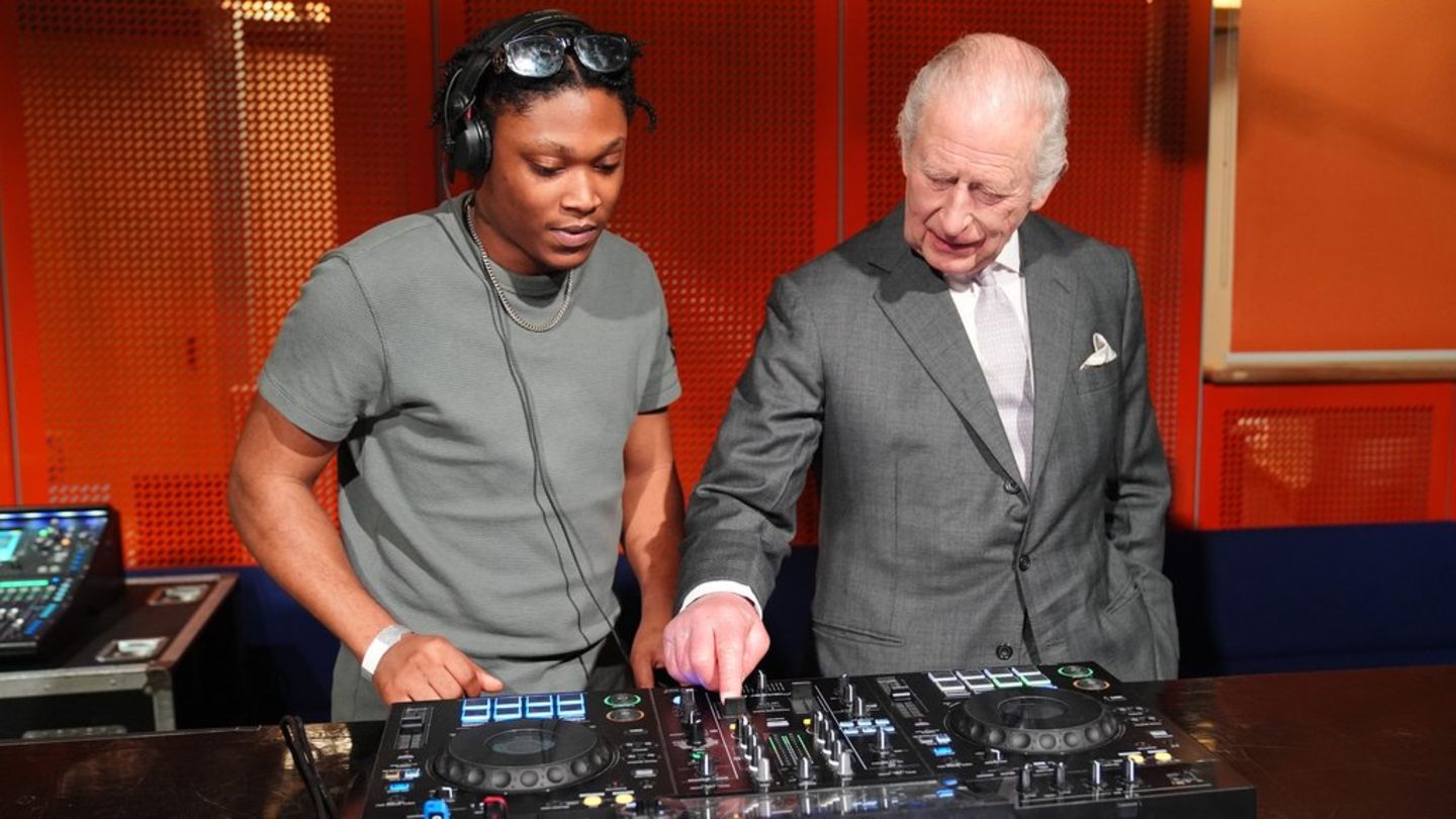 König Charles III. (r.) hat sich beim Besuch der Aviva Studios in Manchester als DJ gezeigt.